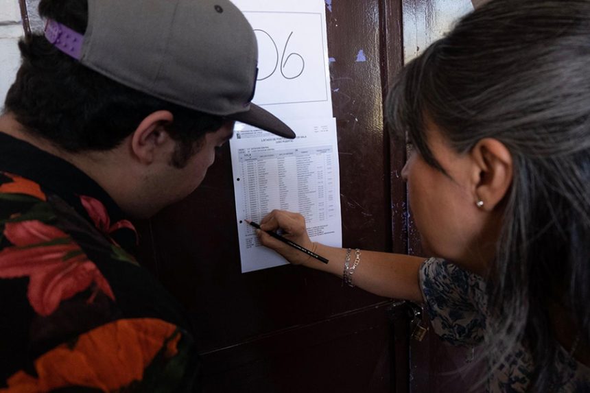 La Cuarta: Inquietud de padres e hijos a días de la PSU