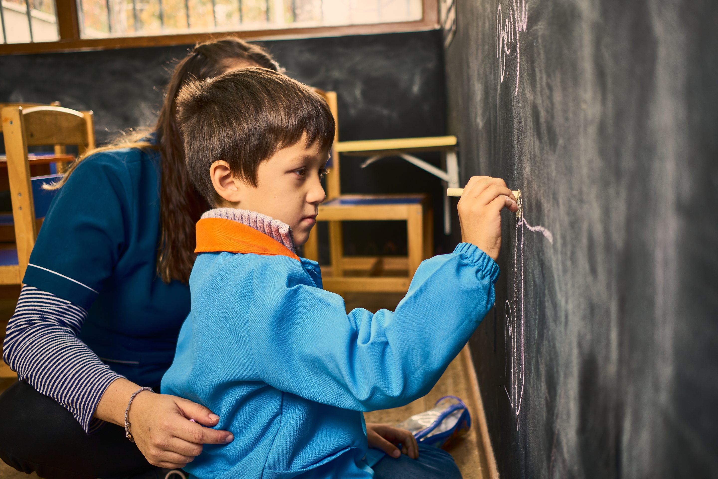Niño en sesión de intervención temprana en Psicoeduka