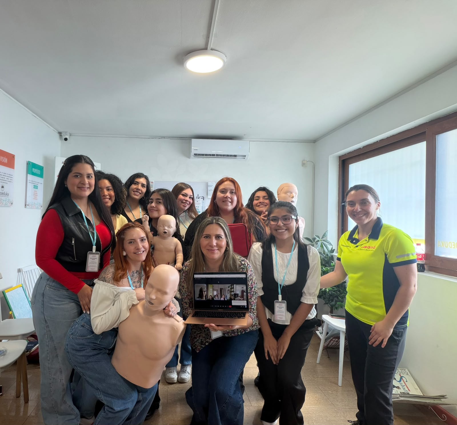 Equipo Psicoeduka junto a la instructora en la capacitación de primeros auxilios y reanimación
