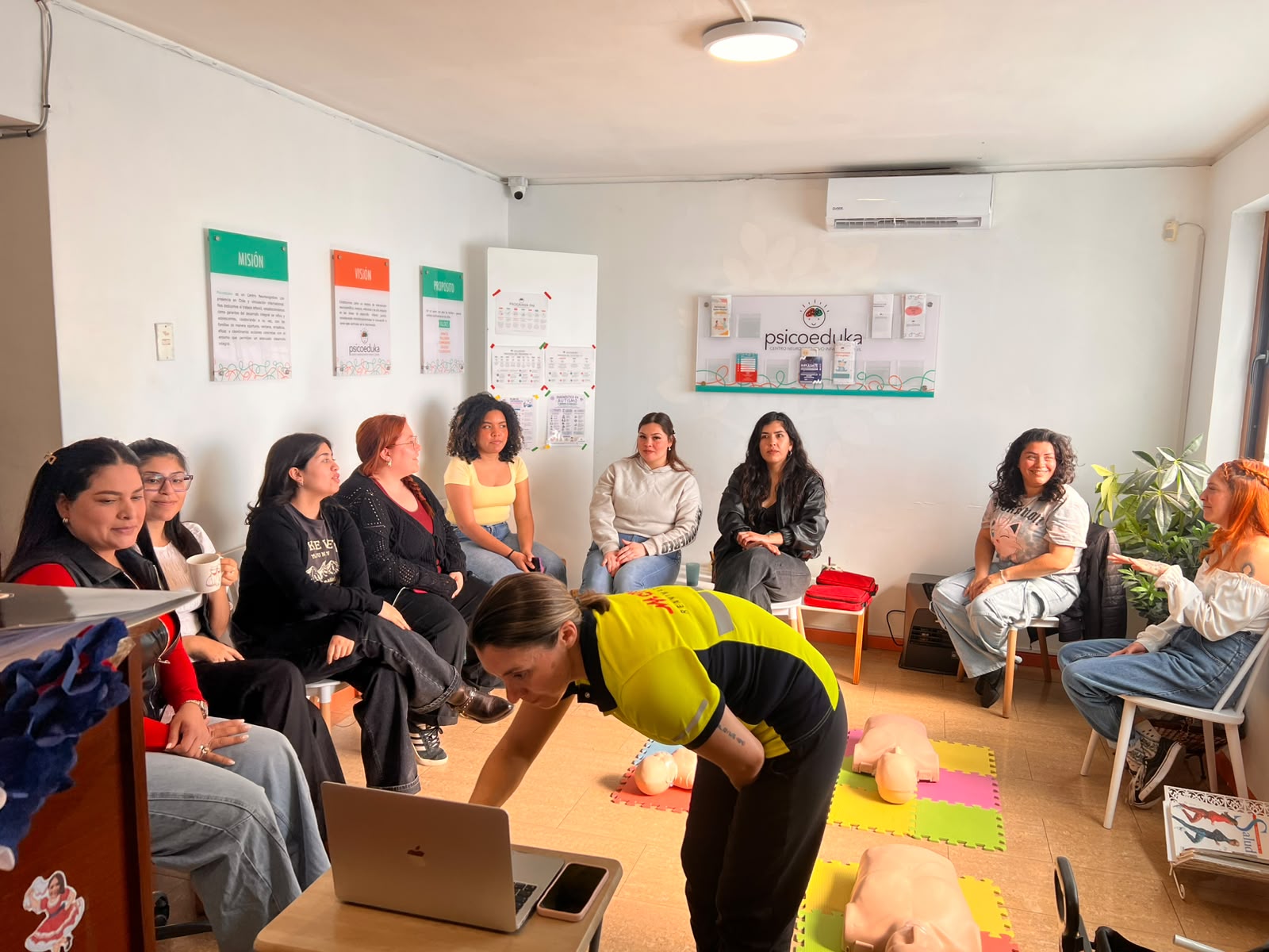 Profesionales de Psicoeduka practicando técnicas de reanimación (RCP)