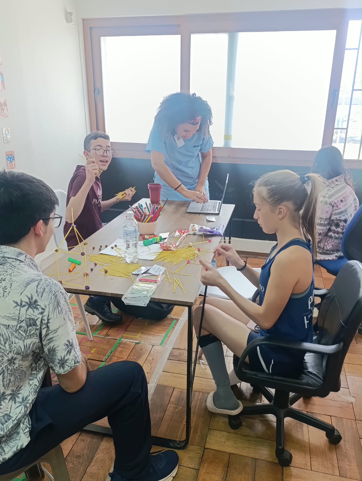 Adolescentes participando en una actividad del Programa PEERS® en Psicoeduka