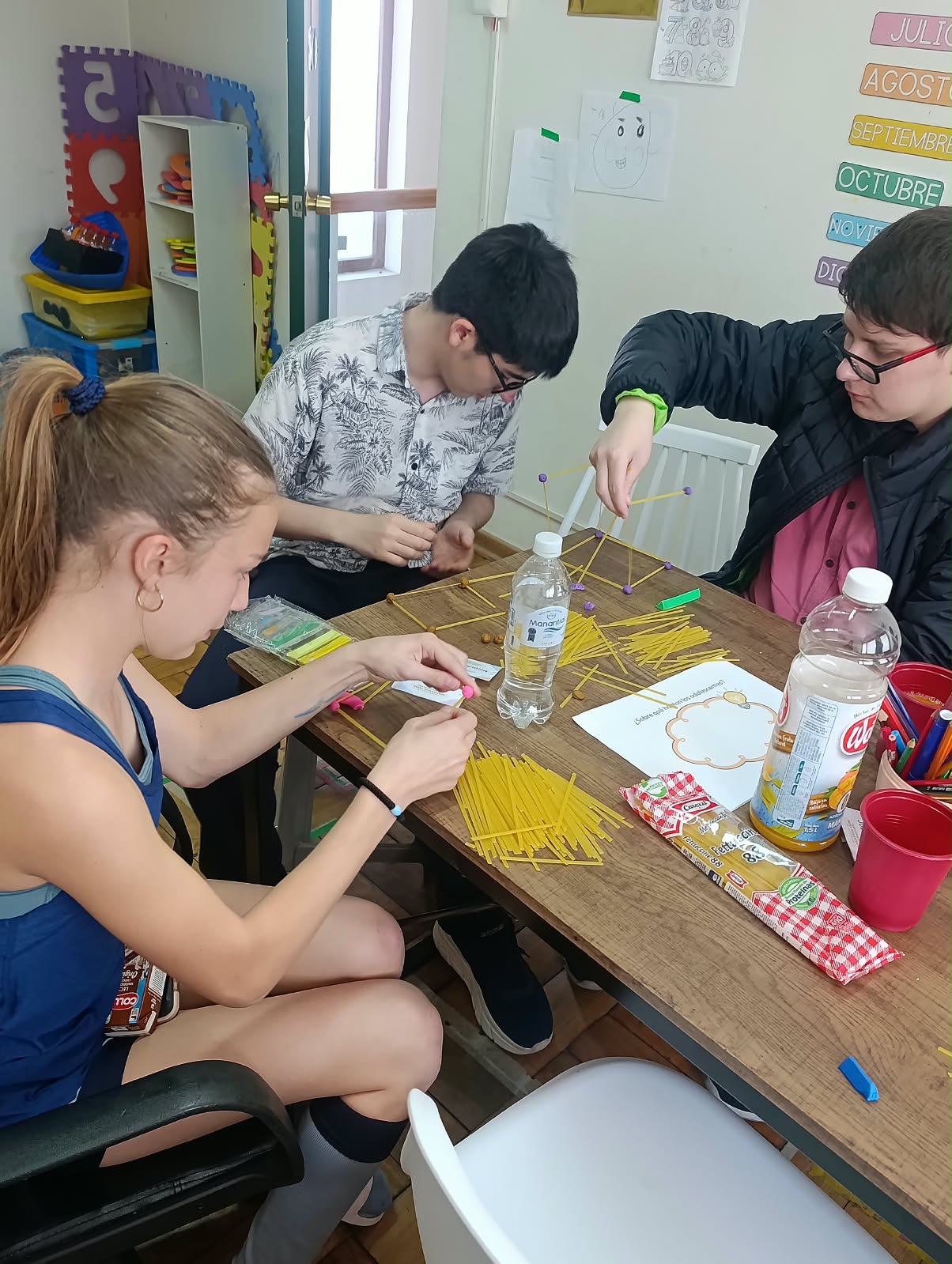 Sesión grupal del Programa PEERS® Adolescentes de Psicoeduka