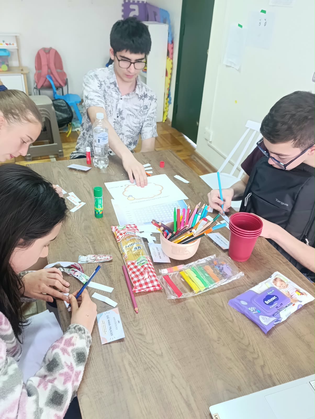 Estudiantes del Programa PEERS® Adolescentes de Psicoeduka en una sesión
