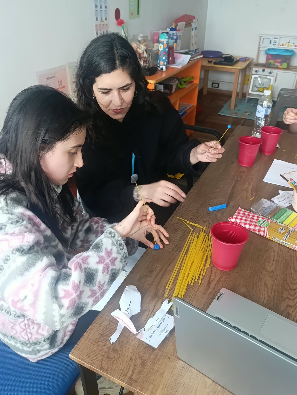 Estudiantes practicando habilidades sociales en el taller PEERS®